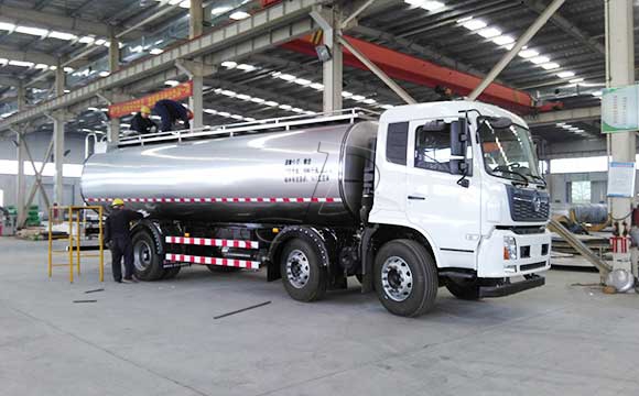 罐式拉牛奶卡車
