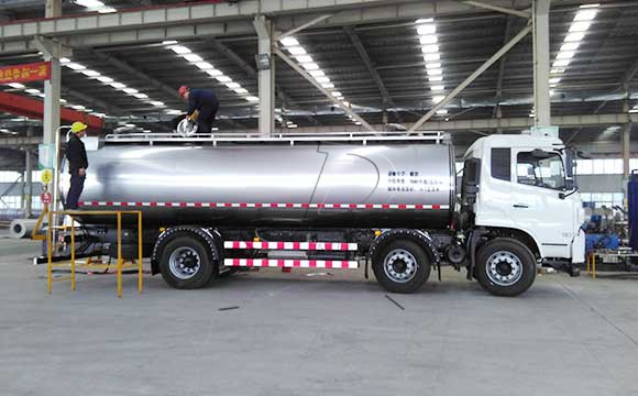 罐式拉牛奶卡車