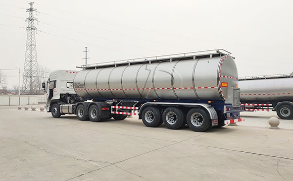 34噸三軸鮮奶半掛車