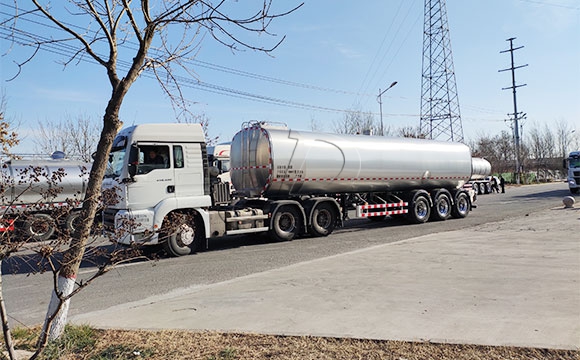 廣東廣州<a href=http://www.3322ll.com/ target=_blank class=infotextkey>鮮奶運(yùn)輸車</a>