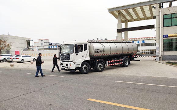 銀川拉牛奶罐車
