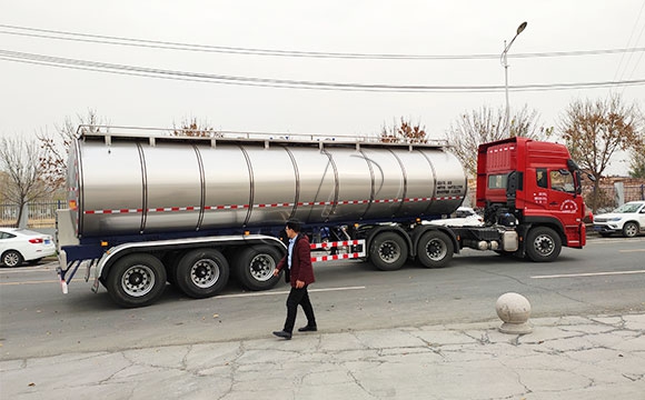 新希望牛奶罐車