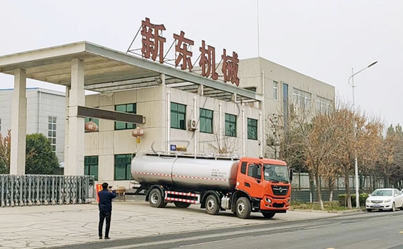 罐式拉牛奶卡車