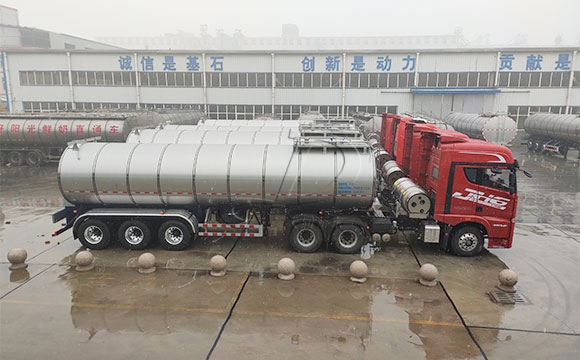 35噸大型<a href=http://www.3322ll.com/ target=_blank class=infotextkey>鮮奶運(yùn)輸車</a>