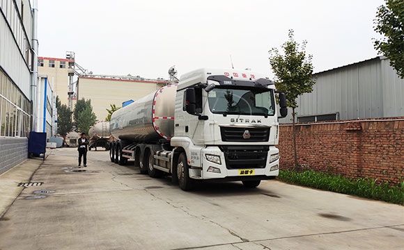重型牽引奶罐車(chē)