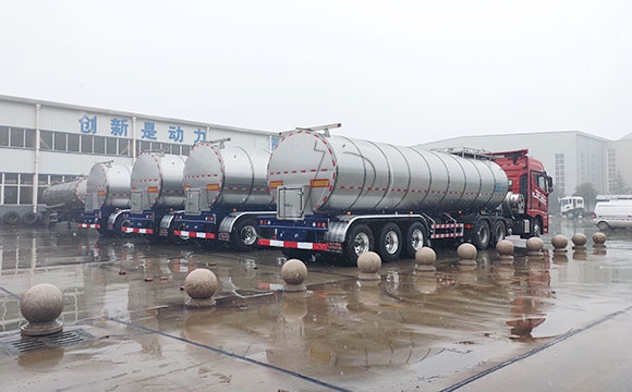 35噸大型<a href=http://www.3322ll.com/ target=_blank class=infotextkey>鮮奶運(yùn)輸車</a>