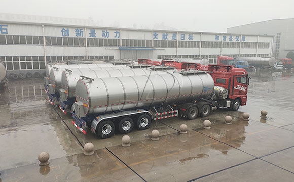 35噸大型<a href=http://www.3322ll.com/ target=_blank class=infotextkey>鮮奶運(yùn)輸車</a>