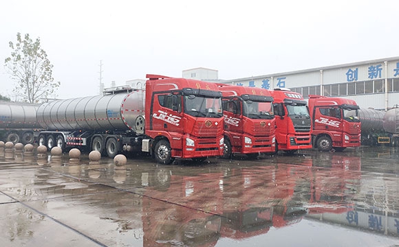 35噸大型<a href=http://www.3322ll.com/ target=_blank class=infotextkey>鮮奶運(yùn)輸車</a>