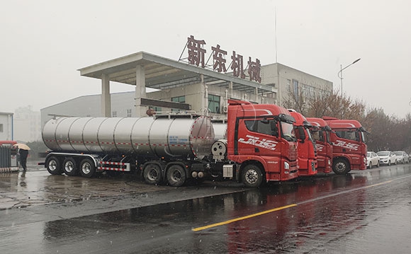 35噸大型<a href=http://www.3322ll.com/ target=_blank class=infotextkey>鮮奶運(yùn)輸車</a>