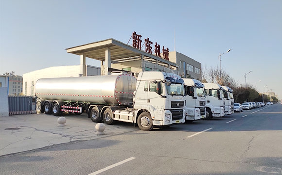 大型鮮奶運輸罐車
