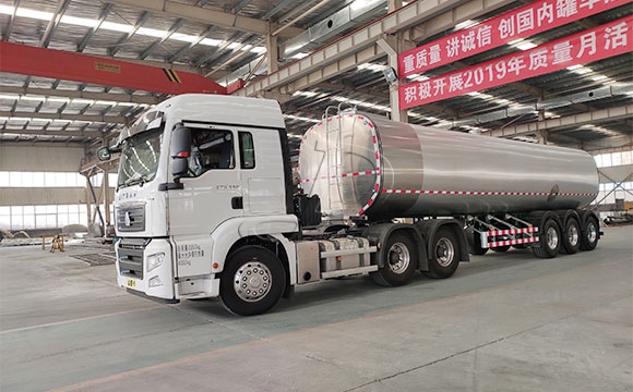 大型鮮奶運輸罐車