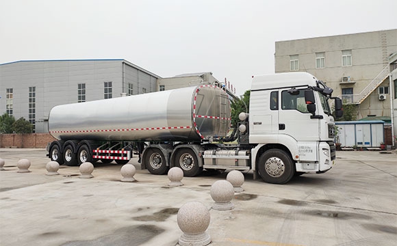 重型牽引奶罐車(chē)