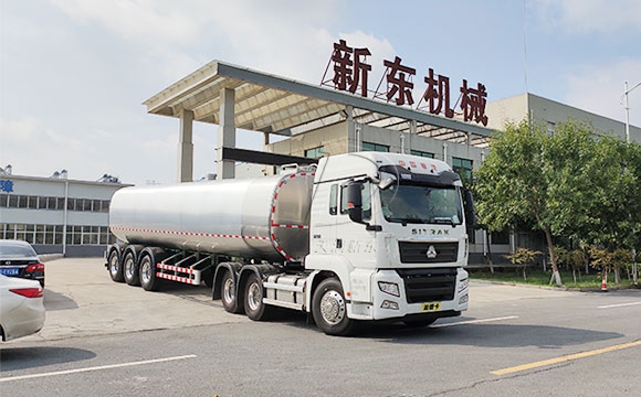 拉鮮奶的奶罐車