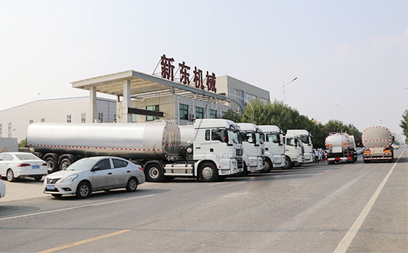 大型牛奶運(yùn)輸半掛車(chē)