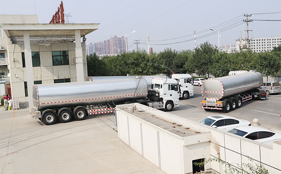 大型牛奶運(yùn)輸半掛車(chē)