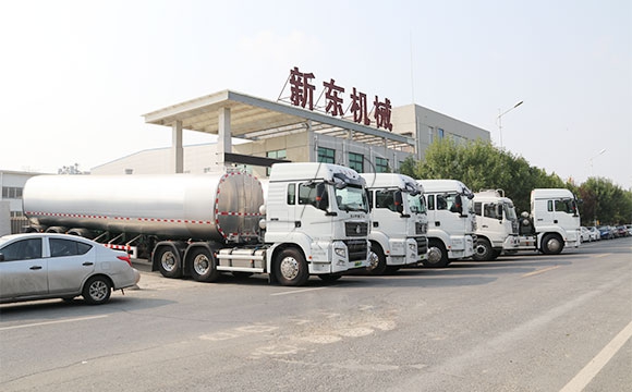 大型牛奶運(yùn)輸半掛車(chē)