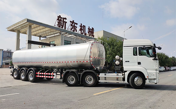 拉鮮奶的奶罐車