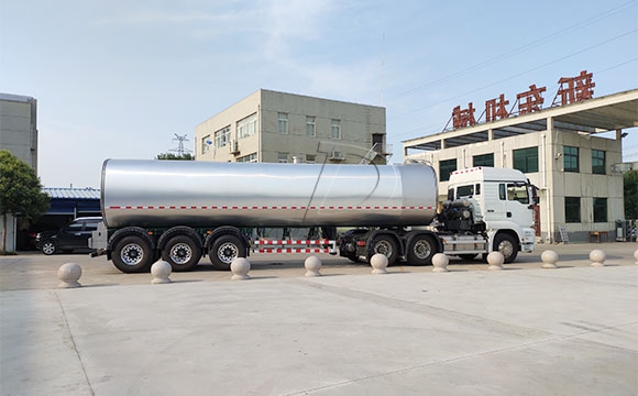大型牛奶半掛運輸車