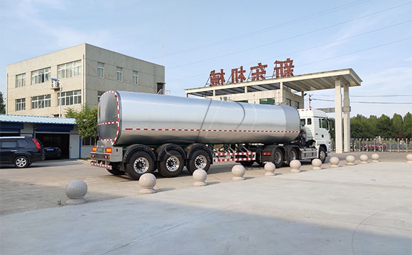 大型牛奶半掛運輸車