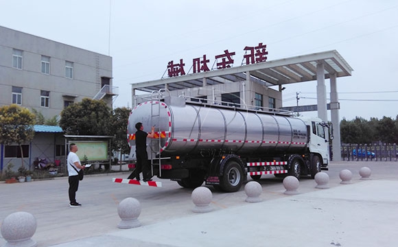 鮮奶一體運(yùn)輸車