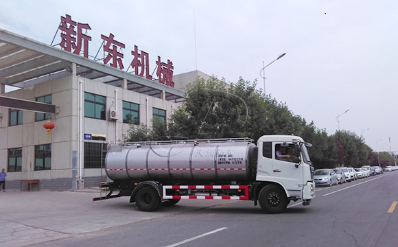 拉牛奶不銹鋼物流罐車