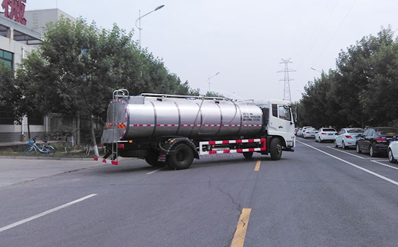 拉牛奶不銹鋼物流罐車