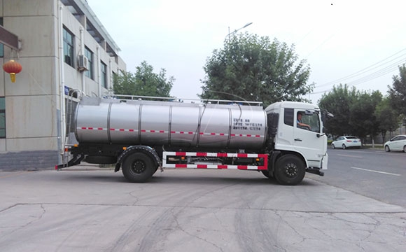 拉牛奶不銹鋼物流罐車