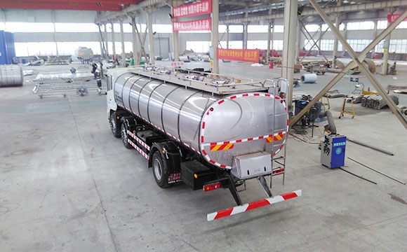 前四后四鮮奶運(yùn)輸罐車