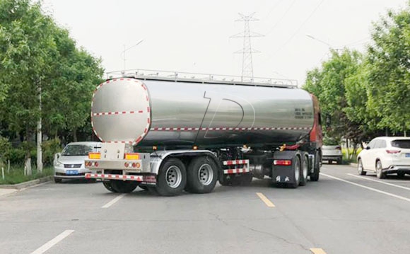 半掛冷<a href=http://www.3322ll.com/ target=_blank class=infotextkey>鮮奶運輸車</a>