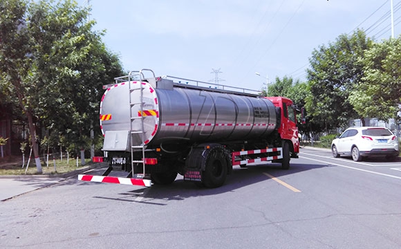 車罐一體<a href=http://www.3322ll.com/ target=_blank class=infotextkey>牛奶運輸車</a>