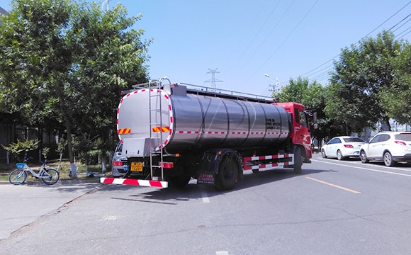 小型車罐一體<a href=http://www.3322ll.com/ target=_blank class=infotextkey>牛奶運輸車</a>