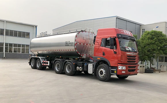 半掛冷<a href=http://www.3322ll.com/ target=_blank class=infotextkey>鮮奶運輸車</a>