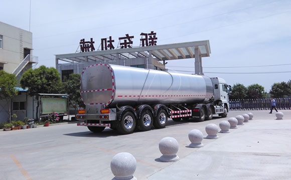 湖北<a href=http://www.3322ll.com/ target=_blank class=infotextkey>鮮奶運(yùn)輸車</a>