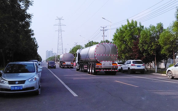 半掛牛奶罐式運輸車