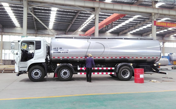 國(guó)五<a href=http://www.3322ll.com/ target=_blank class=infotextkey>鮮奶運(yùn)輸車(chē)</a>