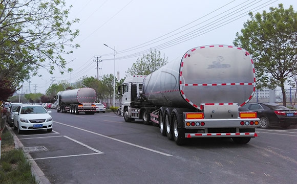 新東半掛<a href=http://www.3322ll.com/ target=_blank class=infotextkey>牛奶運輸車</a>