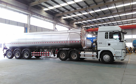 新東半掛<a href=http://www.3322ll.com/ target=_blank class=infotextkey>牛奶運輸車</a>