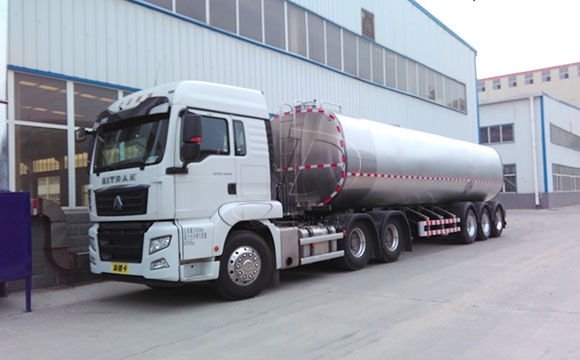 新東半掛<a href=http://www.3322ll.com/ target=_blank class=infotextkey>牛奶運輸車</a>