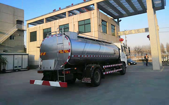 一體式<a href=http://www.3322ll.com/ target=_blank class=infotextkey>牛奶運輸車</a>