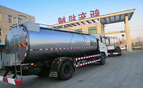 一體式<a href=http://www.3322ll.com/ target=_blank class=infotextkey>牛奶運輸車</a>