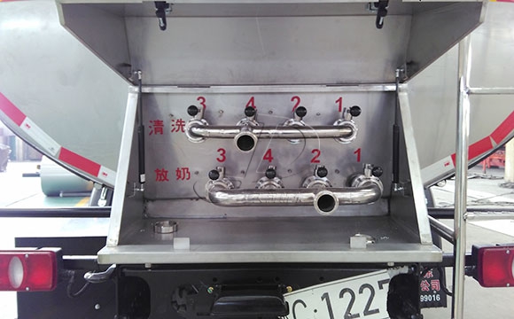 車罐一體<a href=http://www.3322ll.com/ target=_blank class=infotextkey>牛奶運輸車</a>