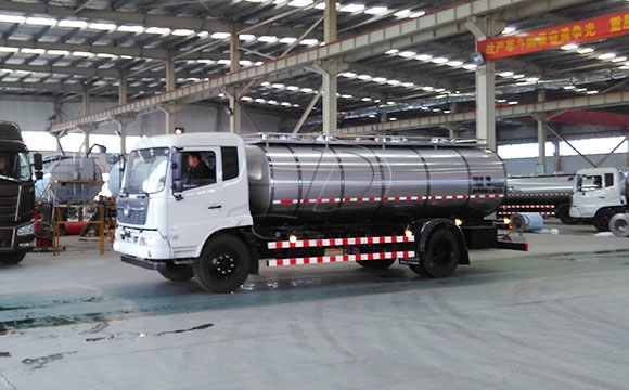 車罐一體<a href=http://www.3322ll.com/ target=_blank class=infotextkey>牛奶運輸車</a>