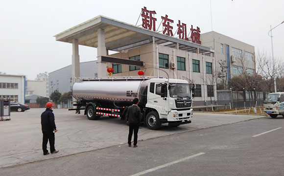 一體鮮<a href=http://www.3322ll.com/ target=_blank class=infotextkey>牛奶運輸車</a>