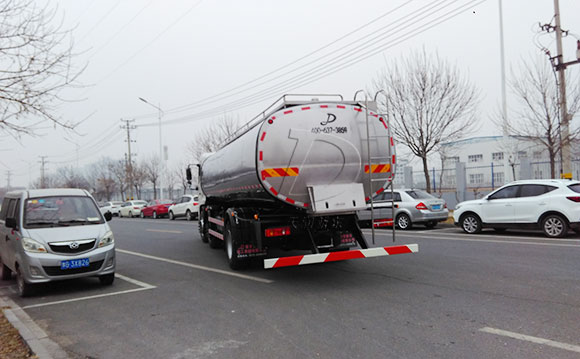 一體鮮<a href=http://www.3322ll.com/ target=_blank class=infotextkey>牛奶運輸車</a>