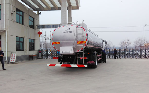 一體鮮<a href=http://www.3322ll.com/ target=_blank class=infotextkey>牛奶運輸車</a>