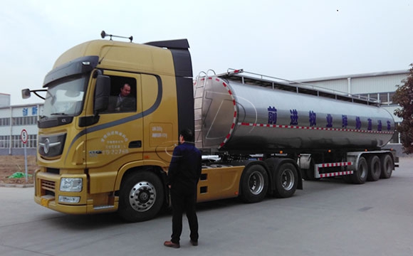 半掛<a href=http://www.3322ll.com/ target=_blank class=infotextkey>牛奶運輸車</a>