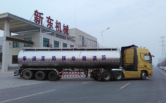 半掛<a href=http://www.3322ll.com/ target=_blank class=infotextkey>牛奶運輸車</a>