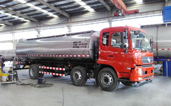 東風<a href=http://www.3322ll.com/ target=_blank class=infotextkey>鮮奶運輸車</a>