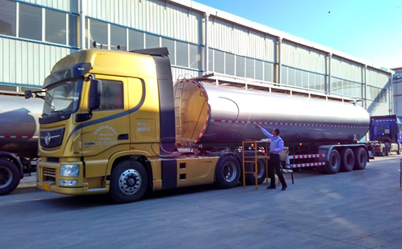 半掛<a href=http://www.3322ll.com/ target=_blank class=infotextkey>牛奶運輸車</a>