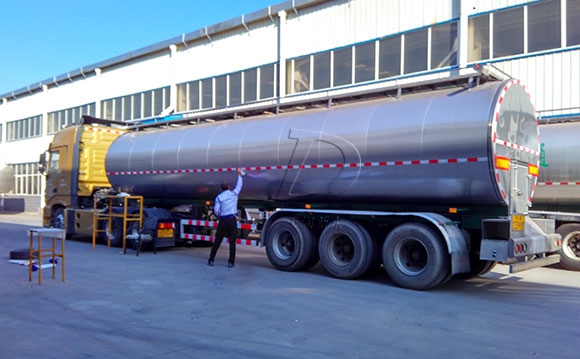 半掛<a href=http://www.3322ll.com/ target=_blank class=infotextkey>牛奶運輸車</a>